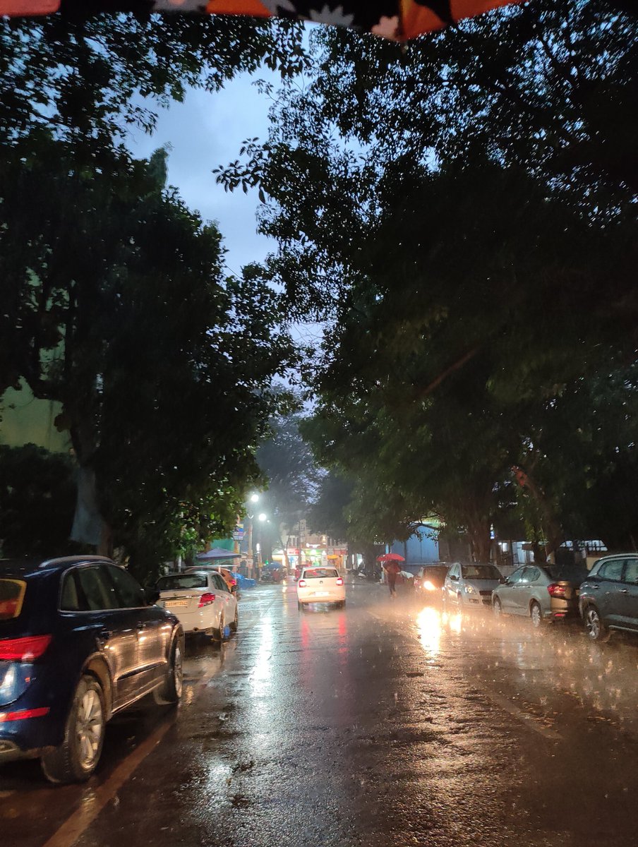 It's raining ☔,
I'm loving it .... 💗🩵

#Bangalore 
#BangaloreRains