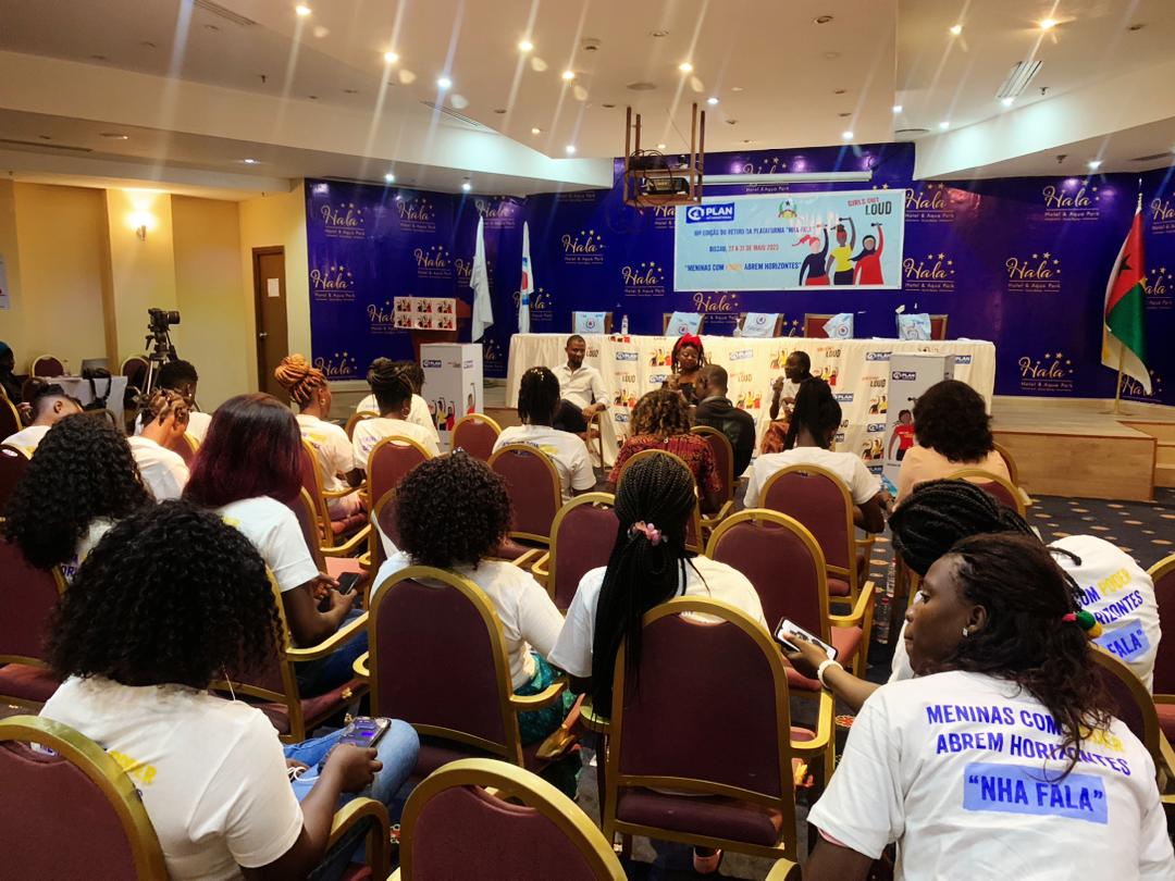 PlanGnb's tweet photo. #Plangnb has organized discussions with young girls this day to commemorate the 3 years of existence of Girls out Loud. Moderated by the Resident Representative of #Plangnb, @tonichibi , the exchanges focused on girls' rights, gender equality and political participation. https://t.co/6bRvis42VH