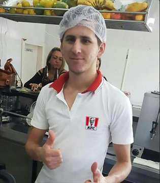 UncubanoCule's tweet photo. @vladiskld Cuando Messi trabajaba en KFC https://t.co/r0n5zwJp8G