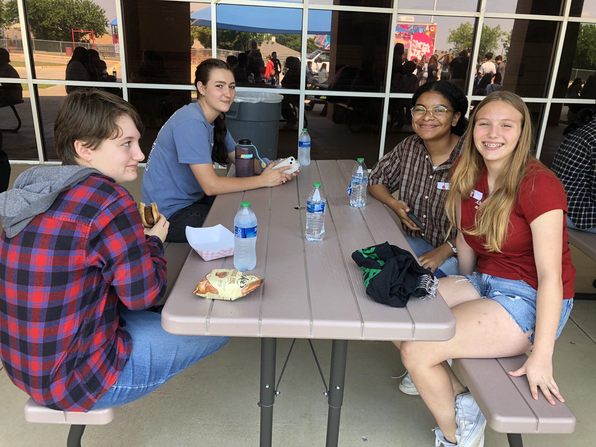 Perfect weather to sit outside and enjoy lunch with new friends! #KCAOrientation2023 #CelebrateKISD