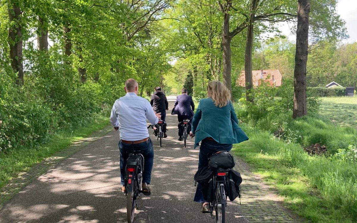 Burgemeester Ellen Nauta en wethouder Wim Meulenkamp gingen met VNG-directeur Leonard Geluk in gesprek over de leefbaarheid in het landelijk gebied. Ze verkenden Stokkum per fiets en ontdekten initiatieven, zoals Dynamiek Stokkum. Lees meer: bitly.ws/G6SX #leefbaarheid