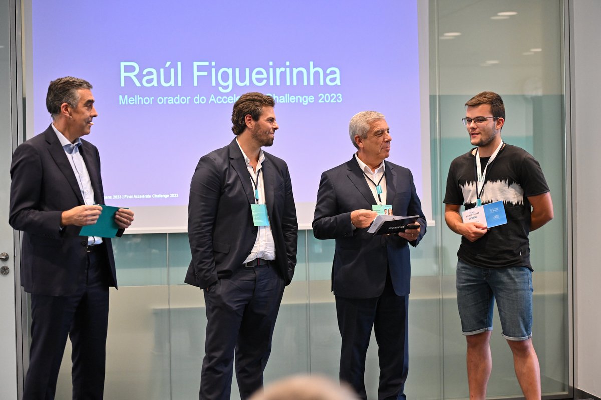 SiemensPortugal's tweet photo. E a equipa vencedora do #AccelerateChallenge é… 🥁
Rui Brito e Nuno Ferreira da @feup_porto! A dupla ganhou um estágio de 12 meses na Siemens e uma viagem à central de baterias que ajudámos a instalar na Madeira ✈
Obrigado a todos os participantes! Para o ano há mais ⚡💚🌍 https://t.co/S9N1mlGnaH
