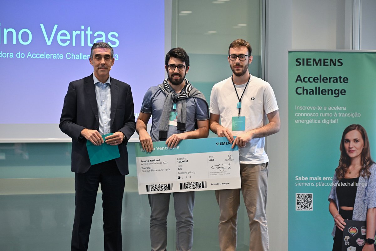 SiemensPortugal's tweet photo. E a equipa vencedora do #AccelerateChallenge é… 🥁
Rui Brito e Nuno Ferreira da @feup_porto! A dupla ganhou um estágio de 12 meses na Siemens e uma viagem à central de baterias que ajudámos a instalar na Madeira ✈
Obrigado a todos os participantes! Para o ano há mais ⚡💚🌍 https://t.co/S9N1mlGnaH