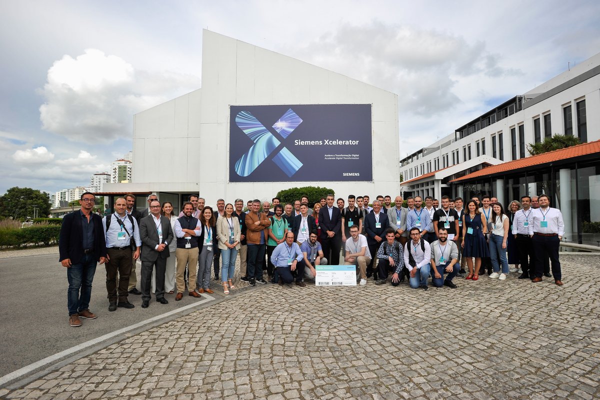 SiemensPortugal's tweet photo. E a equipa vencedora do #AccelerateChallenge é… 🥁
Rui Brito e Nuno Ferreira da @feup_porto! A dupla ganhou um estágio de 12 meses na Siemens e uma viagem à central de baterias que ajudámos a instalar na Madeira ✈
Obrigado a todos os participantes! Para o ano há mais ⚡💚🌍 https://t.co/S9N1mlGnaH
