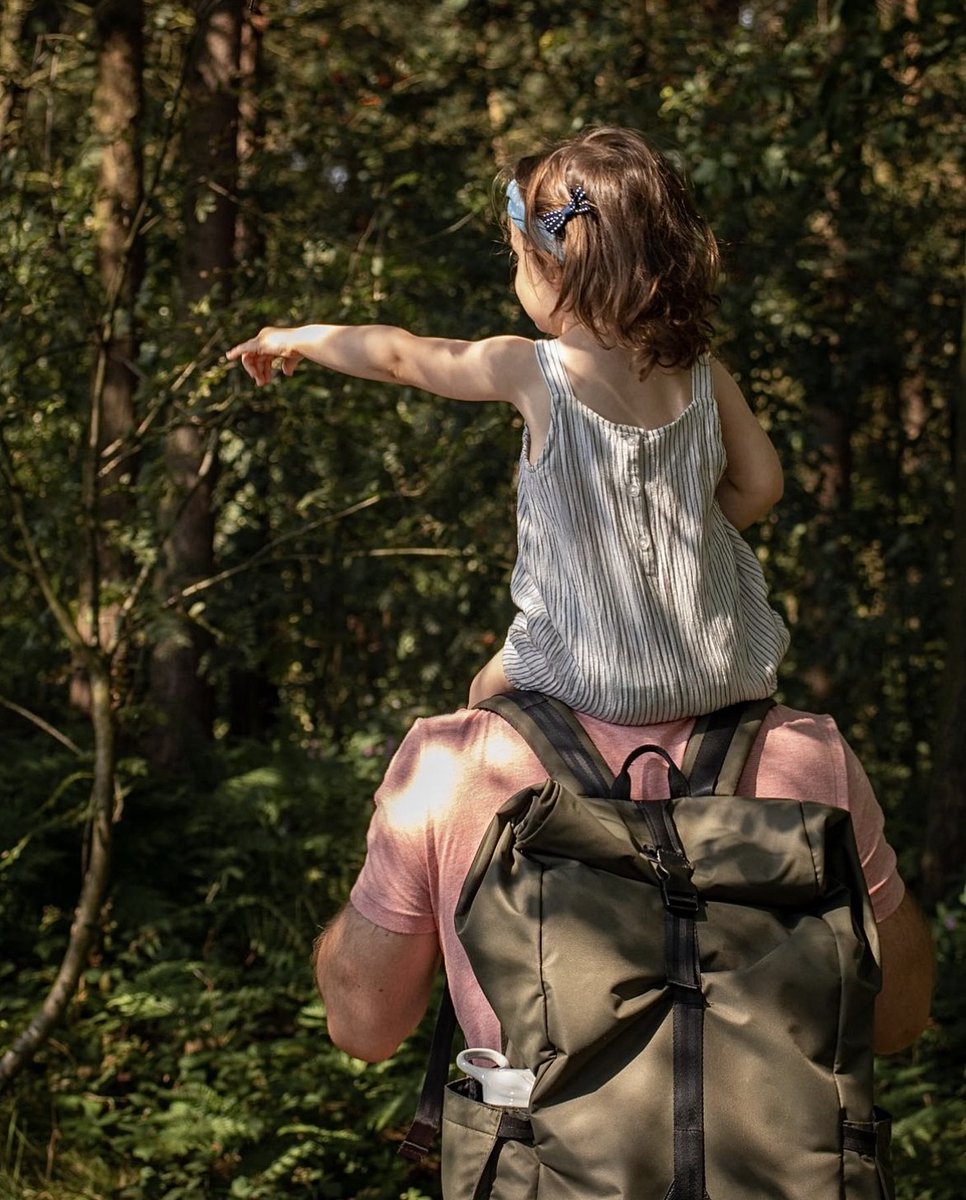 Daddy's shoulders = the best seat in the wild 🍃

🔎 Micralite Khaki DayPak: ow.ly/eZNV50OzyUT

📸: @ sam__paige__olivia__craig