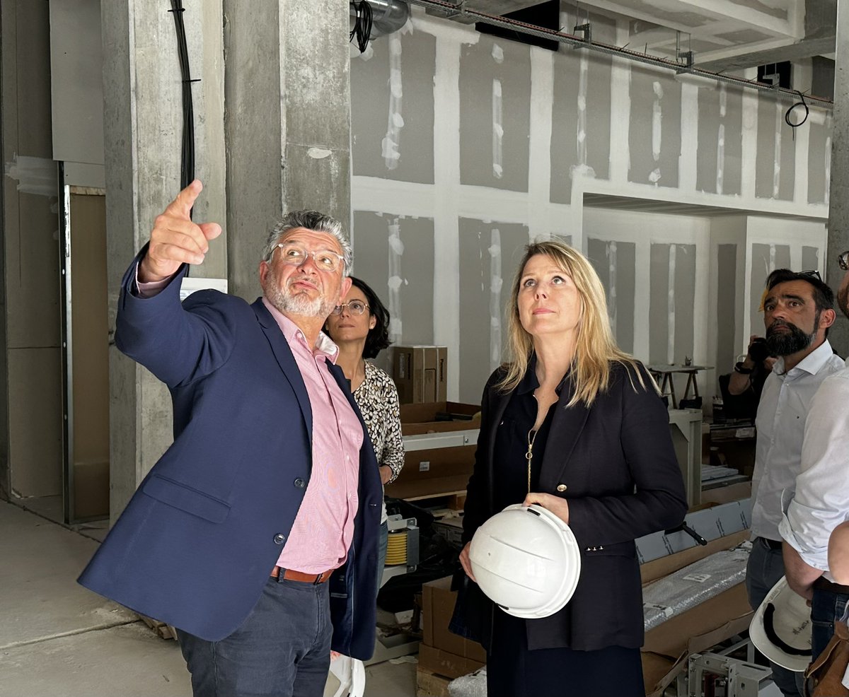 Lucbouard's tweet photo. 🎬👷‍♂️#MaVilleDemain visite du chantier du Carré Napoléon #Giboire  @larochesuryonfr : le nouveau cinéma Le Concorde ouvrira en 2024 avec 4️⃣1️⃣8️⃣ places réparties dans 4️⃣salles équipées des technologies à la pointe. 🅿️🚘Un parking souterrain de 9️⃣8️⃣places accueillera les visiteurs. https://t.co/QXuGekS5al