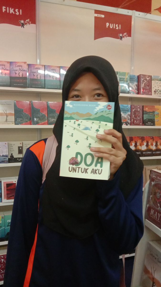 @yuyaEli dia nergambar dengan buku dan poster ayahnya je