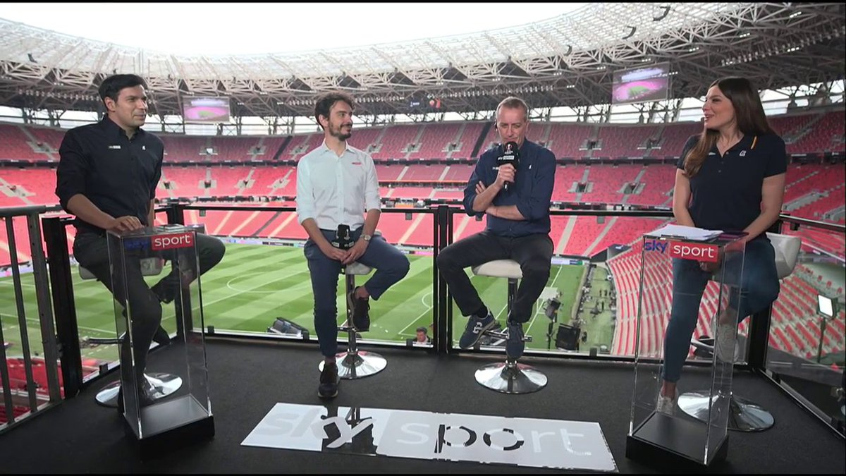 Tutto pronto nello studio @SkySport alla #PuskasArena di #Budapest per seguire la finale di #UefaEuropaLeague #SivigliaRoma in programma il 31 Maggio su #SkySport @TV8it live dalle 19:30.

con @LeoDiBello @AndreaM_86 #DeGrandis @MargheCi86 

#SkyUEL #UEL #EuropaLeague @NOWTV_It