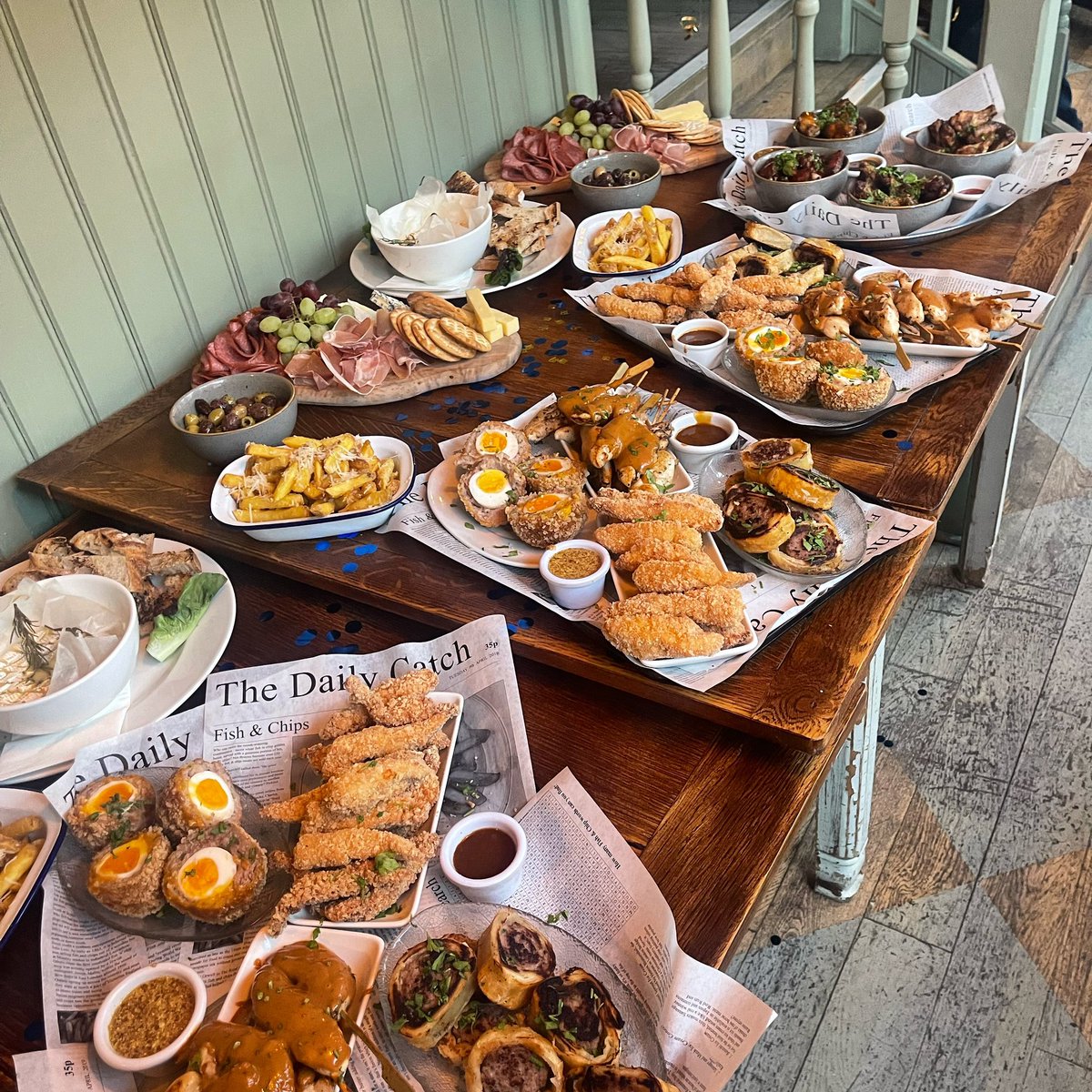 Party party party 🎉 looking for perfect private hire? Look no further! Enquire online or pop in to speak to our events team 🤩 #privatehire #privateevents #pubfunctionroom #pubevents #fingerfood #canapé #partytime