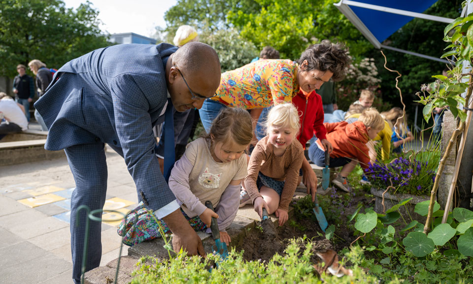 Leidse leerlingen krijgen van provincie, met hulp van <a href="/IVN/">Independent Voter</a> en <a href="/gemeenteleiden/">Gemeente Leiden</a> een groen plein. Dus een gezonder en speelser leerlandschap. En voor de wijk een groene huiskamer. Lees meer: bit.ly/3C4urxm
<a href="/Meindertstolk/">Meindert Stolk</a> @Abdelhaqjermoumi @JelledeJongIVN @Prooleiden