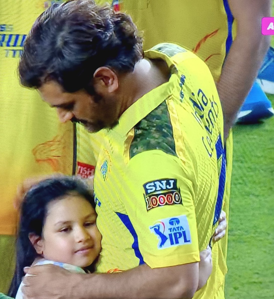 maxeyyy_tweets's tweet photo. ZIVA REPRESENTS ALL OF US HERE ๐ฅบ ๐ซถ ๐
THALA ๐
#MSDhoni๐ต #MSDhoni #CSK #CSKforever #CSKChampions #cskForWin #cskfans
#IPL2023Final #IPLFinal2023 #IPL2023Finals #IPL2023 #IPL https://t.co/BIHp0hlHHw
