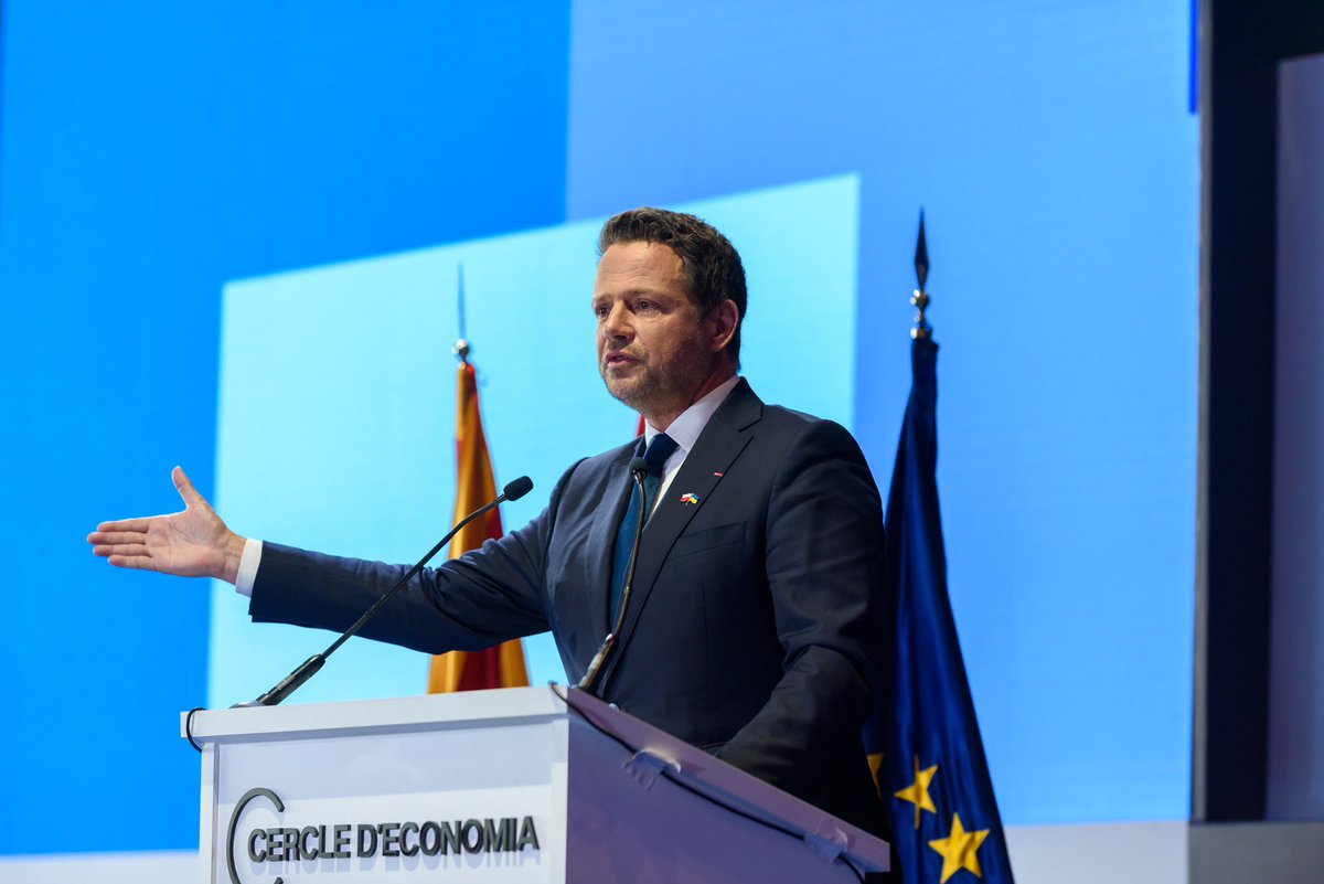Veronicasanztv's tweet photo. El alcalde de Varsovia, Rafal Trzaskowsi, tras recoger el premio Construcción de Europa que entrega el @CdEconomia por su labor apoyando el proyecto europeo, como escenario de progreso, libertad y derechos humanos:
“Hace falta más Europa, no menos”
#RCE23 https://t.co/McMxjZPT0M