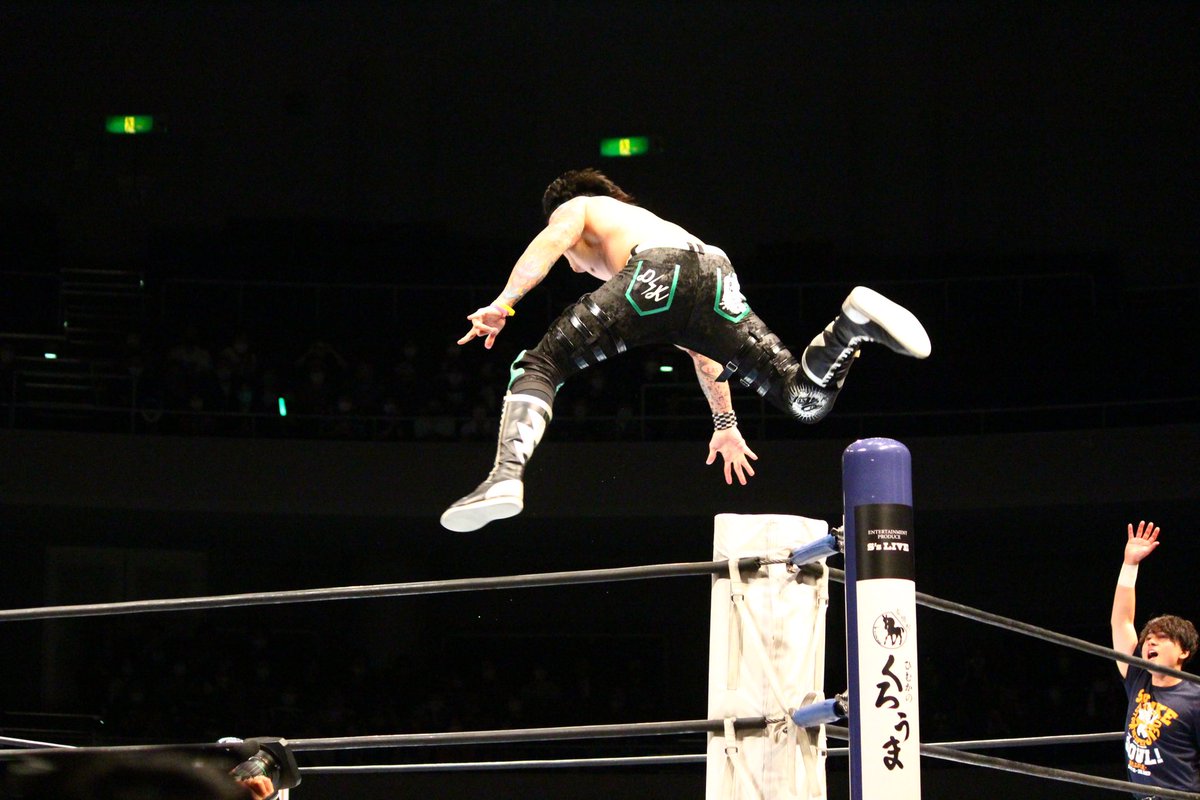 跳躍力半端ない。坂本レフェリーも驚きよね。
 #NJPW  #BOSJ30  #TJP  #TJPマジカッコイイ