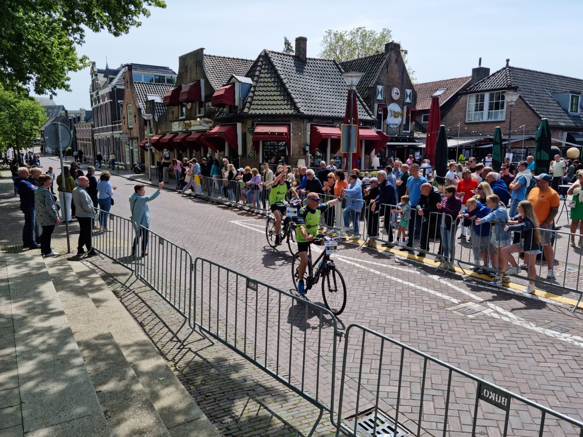DoorkomstRopaBA's tweet photo. Wij kijken terug op een zeer geslaagde en zonnige doorkomst van de #Roparun in #Barendrecht! De vrijwilligers, de DJ’s, de omroeper, de band, het publiek en álle Roparunteams hebben deze dag onvergetelijk gemaakt. Barendrecht &amp; Roparunners, bedankt! Op naar #Roparun2024! https://t.co/KSgqOCFxgk