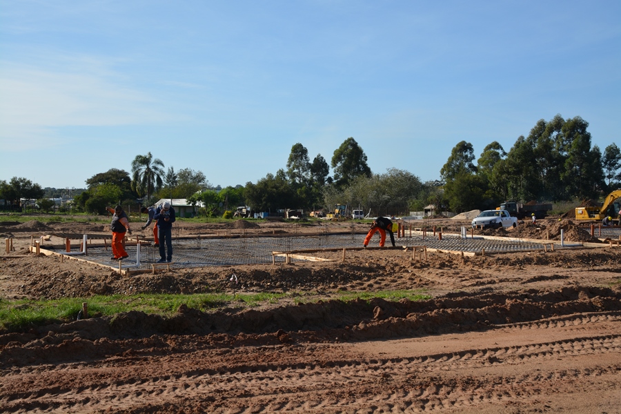 Omega1057's tweet photo. #VIVIENDAS SE CONSTRUYEN LOS PRIMEROS MÓDULOS DE LAS 102 VIVIENDAS

En calle Dr Alejandro Buchanan iniciaron las 102 viviendas  con la estructura para las cuatro primeras casas, de dos y tres dormitorios, como asi también del avance de las otras estructuras para más viviendas https://t.co/ZeAHjvnXYf