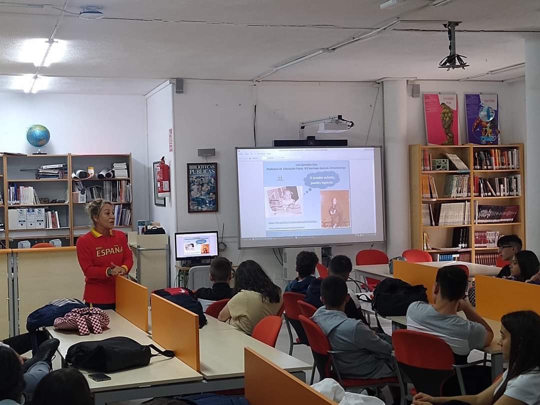 santiagoapostol's tweet photo. Nuestra compañera Inés González nos ha hablado sobre su trayectoria profesional y el papel de la mujer en el deporte español. Con ella, hemos trabajado el ODS 5 en Educación para la Igualdad. @CPRAlmendralejo @AlcaldiaAlm #InnovaEx22_23 https://t.co/zR43oGV1Wn