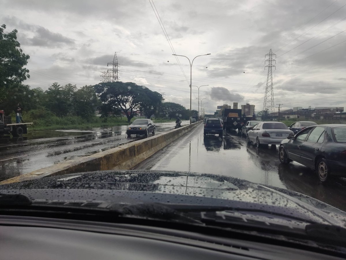 victoria1039fm's tweet photo. (10:14am) >> #ARC en #Carabobo, nos reportan retención vehicular sentido #Caracas después de la
E/S #Bohio se desconoce el motivo de la misma, precaución al conducir ya que hay pavimento humedo. https://t.co/cdvxLXXD5w