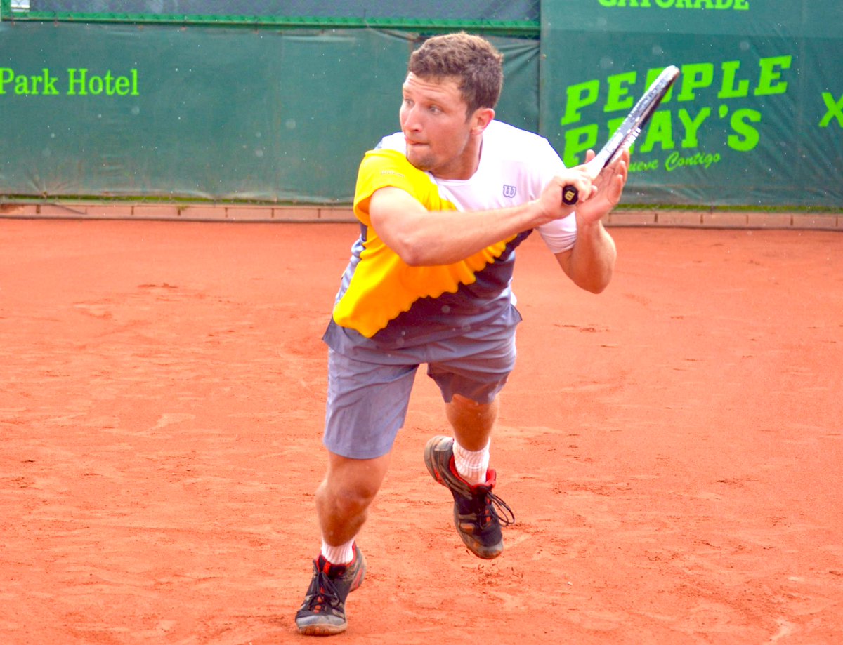 PrimerSetCol's tweet image. #RolandGarros Otra buena noticia desde París: Nicolás Barrientos gana en su debut haciendo dupla con Robert Galloway