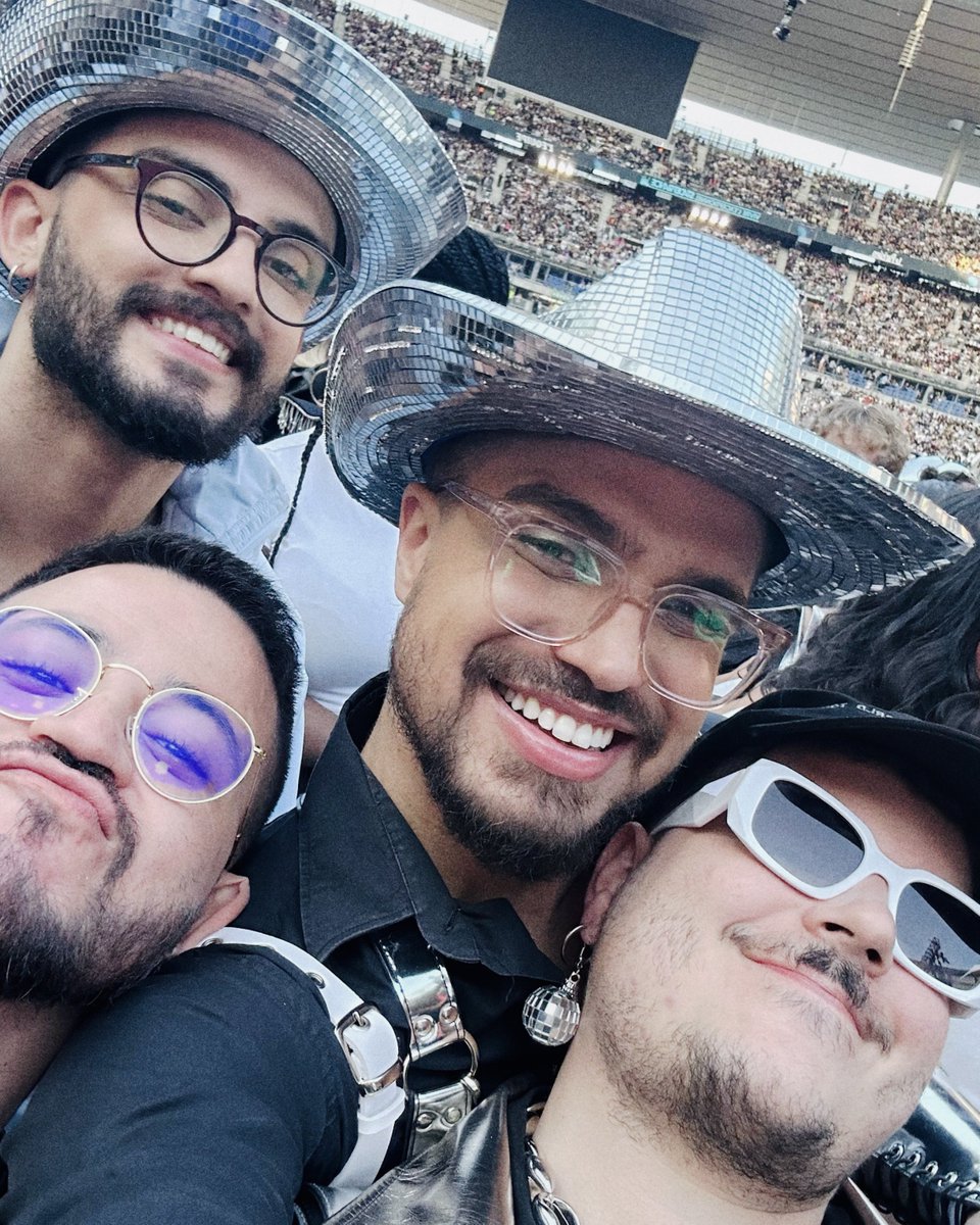 pepeuzinho_'s tweet photo. Eu reviveria esse dia até o fim da minha vida #RenaissanceWorldTour #RWT2023 #RWTParis https://t.co/OvDNA0qP5i