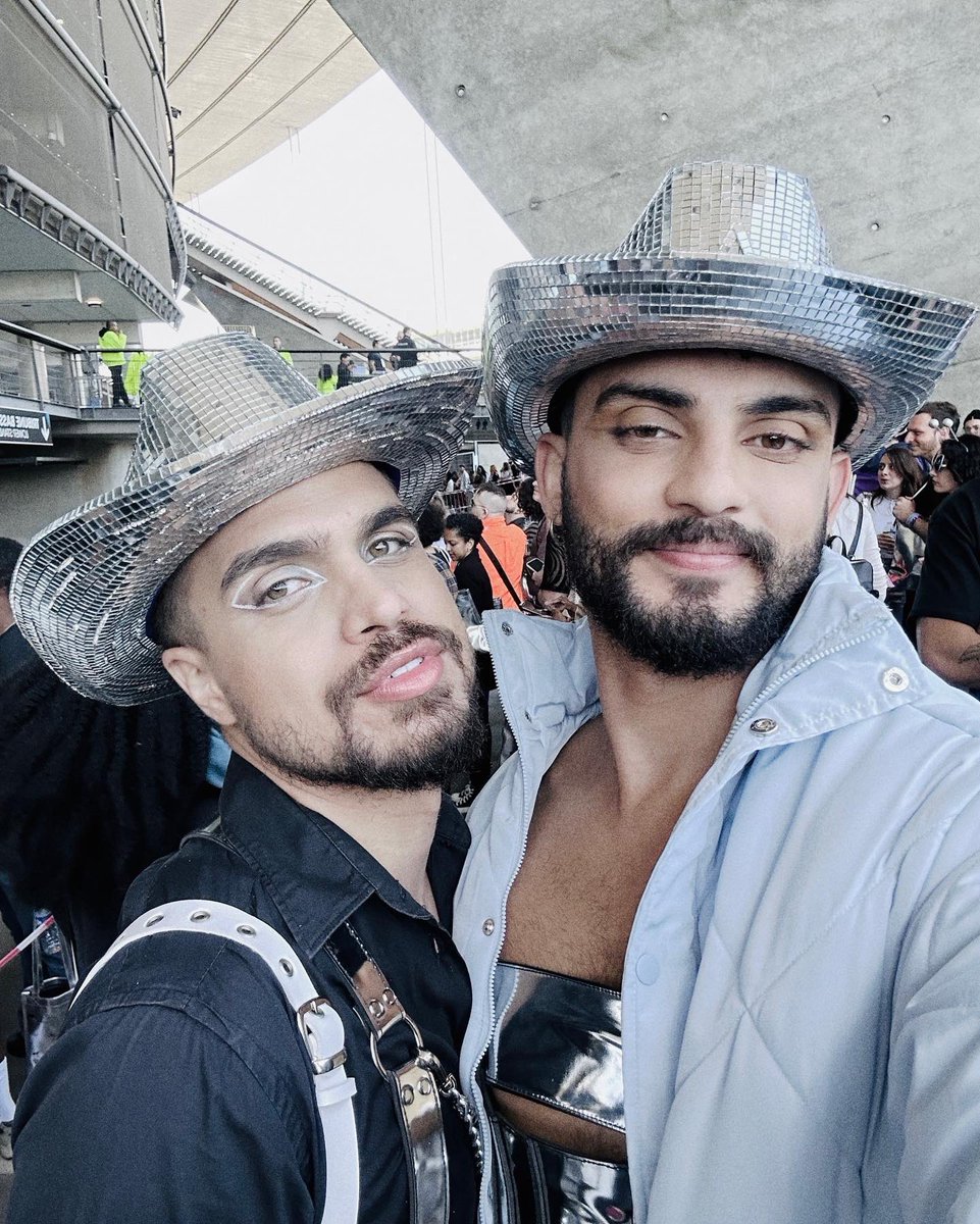 pepeuzinho_'s tweet photo. Eu reviveria esse dia até o fim da minha vida #RenaissanceWorldTour #RWT2023 #RWTParis https://t.co/OvDNA0qP5i