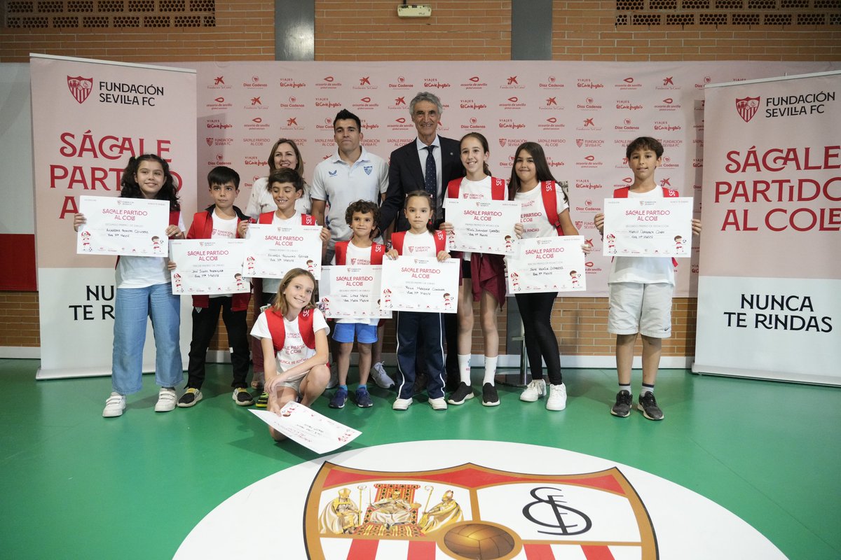 ⚽️🎒 El CEIP Ana Matute cierra su programa #SácalePartidoAlCole con @AcunaMarcos17 y Antonio Álvarez. 🥳

⏯️sevillafc.es/actualidad/not…

🫱🏽‍🫲🏾@FundlaCaixa, @VECI_Esp, #CashDiazCadenas  y @AcuarioSevilla.

#NuncaTeRindas #FundaciónSevillaFC