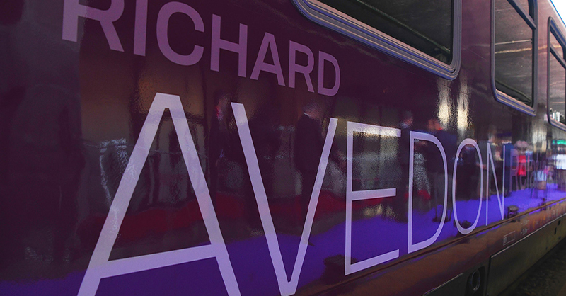 fsitaliane's tweet image. Il #GruppoFS fa viaggiare la cultura: abbiamo presentato a #RomaTermini un Intercity dedicato a Richard Avedon, un omaggio alla mostra Relationship alla GAM di Palermo. A bordo treno si possono ammirare gli scatti del grande fotografo americano
👉 bit.ly/3MyjOb6