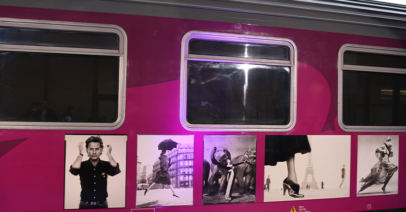 fsitaliane's tweet image. Il #GruppoFS fa viaggiare la cultura: abbiamo presentato a #RomaTermini un Intercity dedicato a Richard Avedon, un omaggio alla mostra Relationship alla GAM di Palermo. A bordo treno si possono ammirare gli scatti del grande fotografo americano
👉 bit.ly/3MyjOb6
