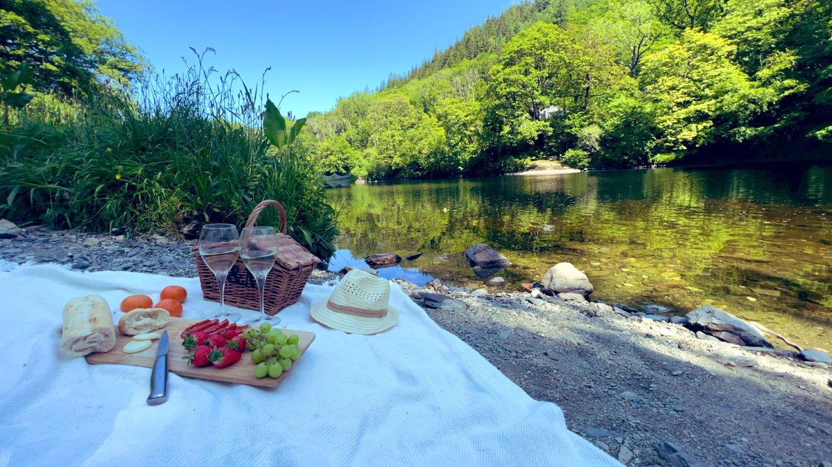 1976_Jessy's tweet photo. Such a cute picnic date today @missmckibbs 😍 https://t.co/IQgI1Rohjv
