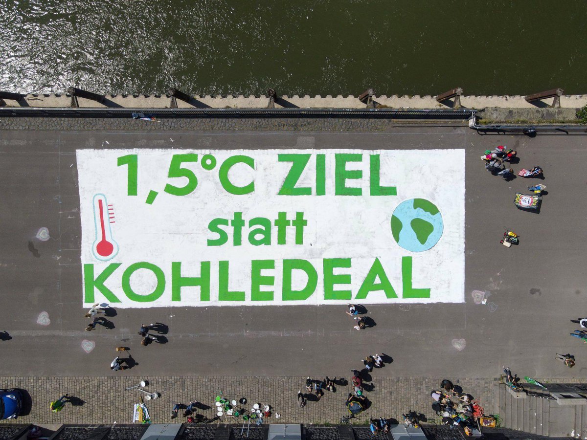 Heute hat die NRW-Landesregierung den neuen #Reviervertrag unterzeichnet, um den #Kohleausstieg 2030 festzuschreiben. Was sie dabei nicht sagt: es soll einfach viel zu viel Kohle verbrannt werden. Deshalb haben wir vor Ort protestiert!