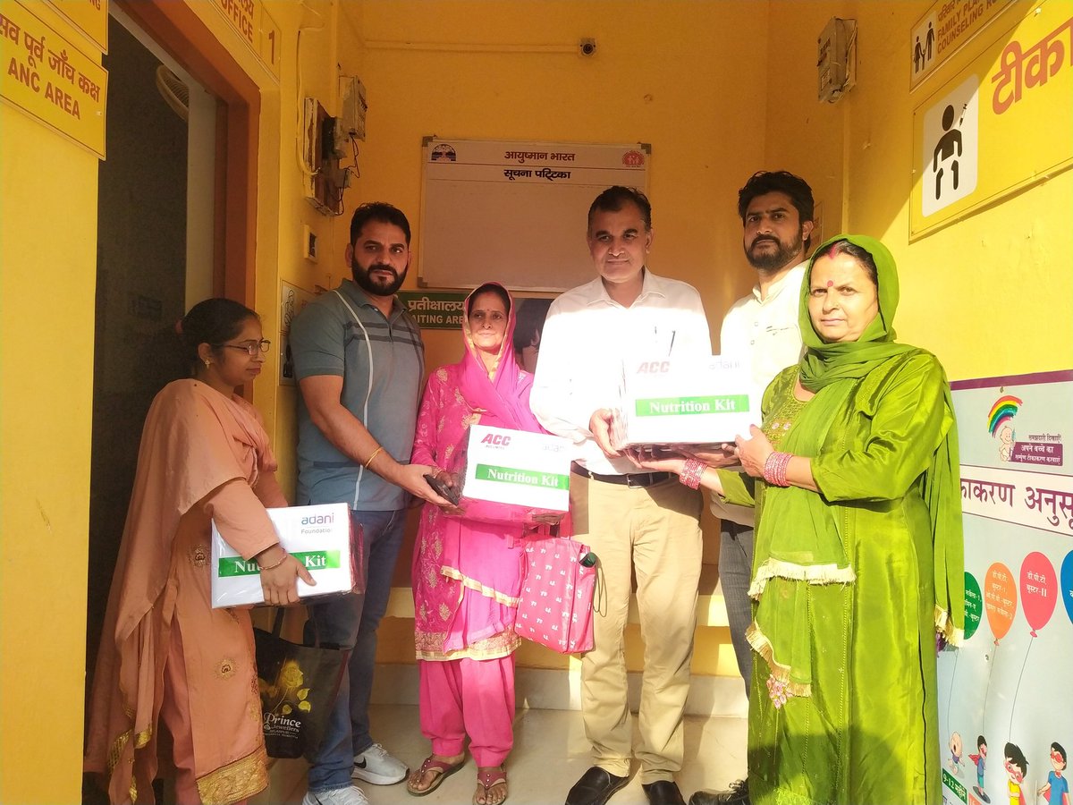 10 Nutritional Support kits were provided to TB patients today by the Hon'ble Governor of HP at village Deoli. Nutritional Kits sponsored by ACC Barmana Adani Foundation @mukt_tb @TBHDJ @TbDivision @AshokBh83271526 @axshyaplus @MoHFW_INDIA @ACCLimited @AdaniFoundation