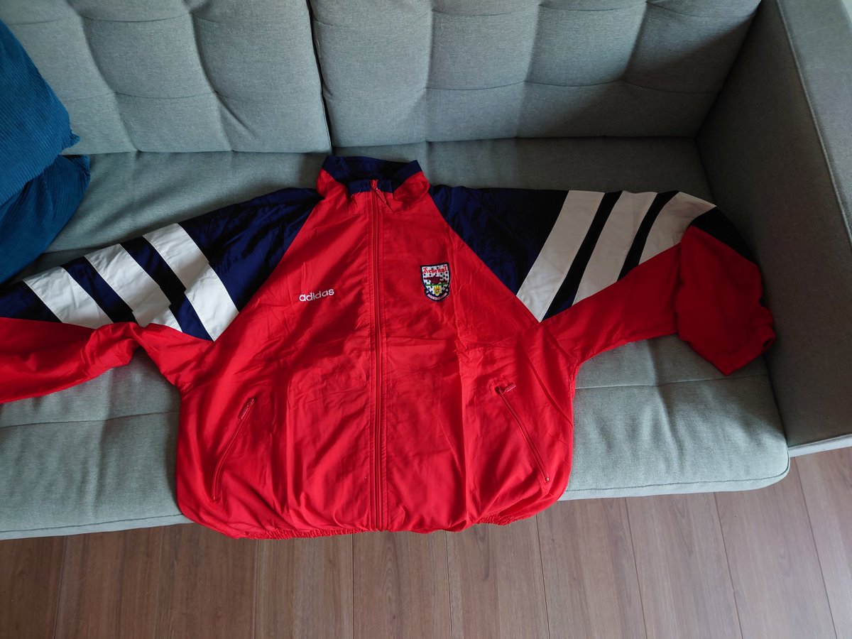 RobboSmart's tweet image. Can anyone help me with dating the year of this Arsenal Adidas tracksuit top