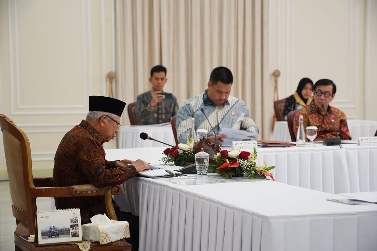 Kiyai_MarufAmin's tweet photo. Memimpin rapat Pelaksanaan Peraturan Presiden Nomor 86 Tahun 2021 tentang Desain Besar Olahraga Nasional  (DBON) di Istana Wapres, Jakarta. https://t.co/frFhpdizvo
