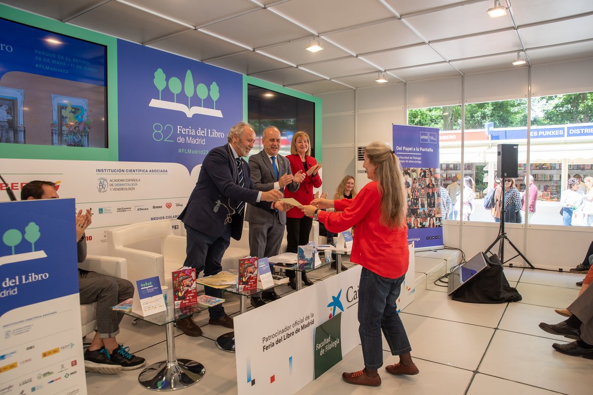 rmairal's tweet photo. Manu Vila, ganador del XXXIV Premio de Narración Breve; María Julia Ruiz, que ha obtenido el V Premio de Poesía; y Sofía Hernández, galardonada con el II Premio de Jóvenes Escritores.

https://t.co/oyZ5wwZbdf

#SomosUNED https://t.co/N7H5lPldOk