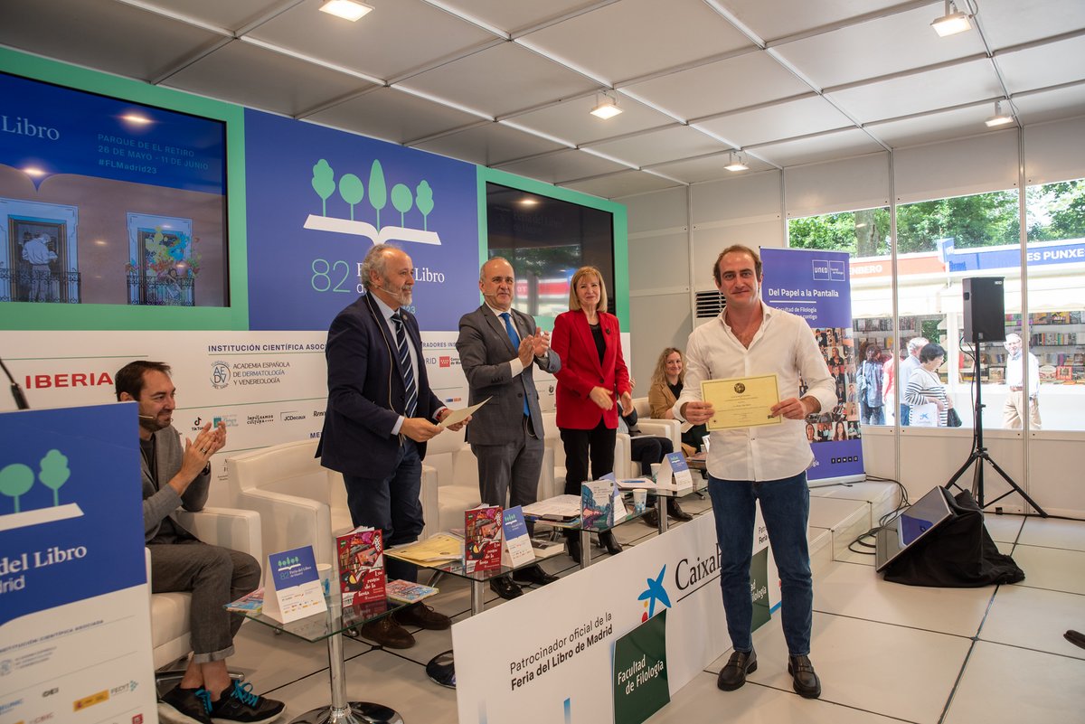 rmairal's tweet photo. Manu Vila, ganador del XXXIV Premio de Narración Breve; María Julia Ruiz, que ha obtenido el V Premio de Poesía; y Sofía Hernández, galardonada con el II Premio de Jóvenes Escritores.

https://t.co/oyZ5wwZbdf

#SomosUNED https://t.co/N7H5lPldOk
