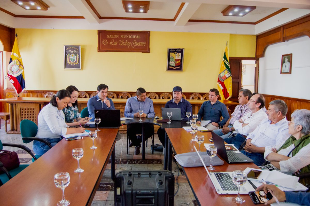 BDEcuadorBP's tweet photo. Unimos esfuerzos por el desarrollo de #Zaruma! 💪

El #GerenteSurBDE, @SARZOSA21, y el Subgerente General #DanielRodas, se reunieron con el alcalde de #Zaruma para dar seguimiento a proyectos de saneamiento que mejorarán la calidad de vida de la gente.

#TransformamosVidas https://t.co/XQ4BzPn6tu