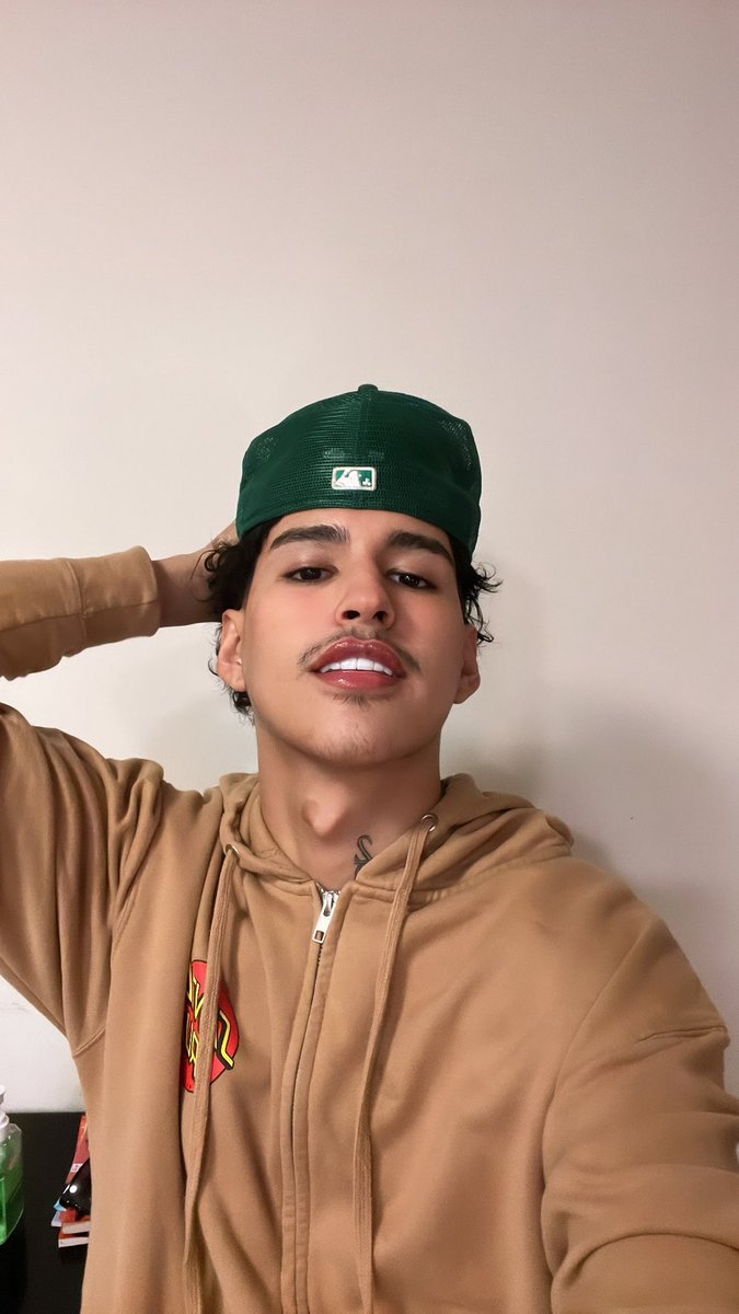 YRHKEV💚 on Twitter: "RT @yrhkev: made a mess while the homie showered