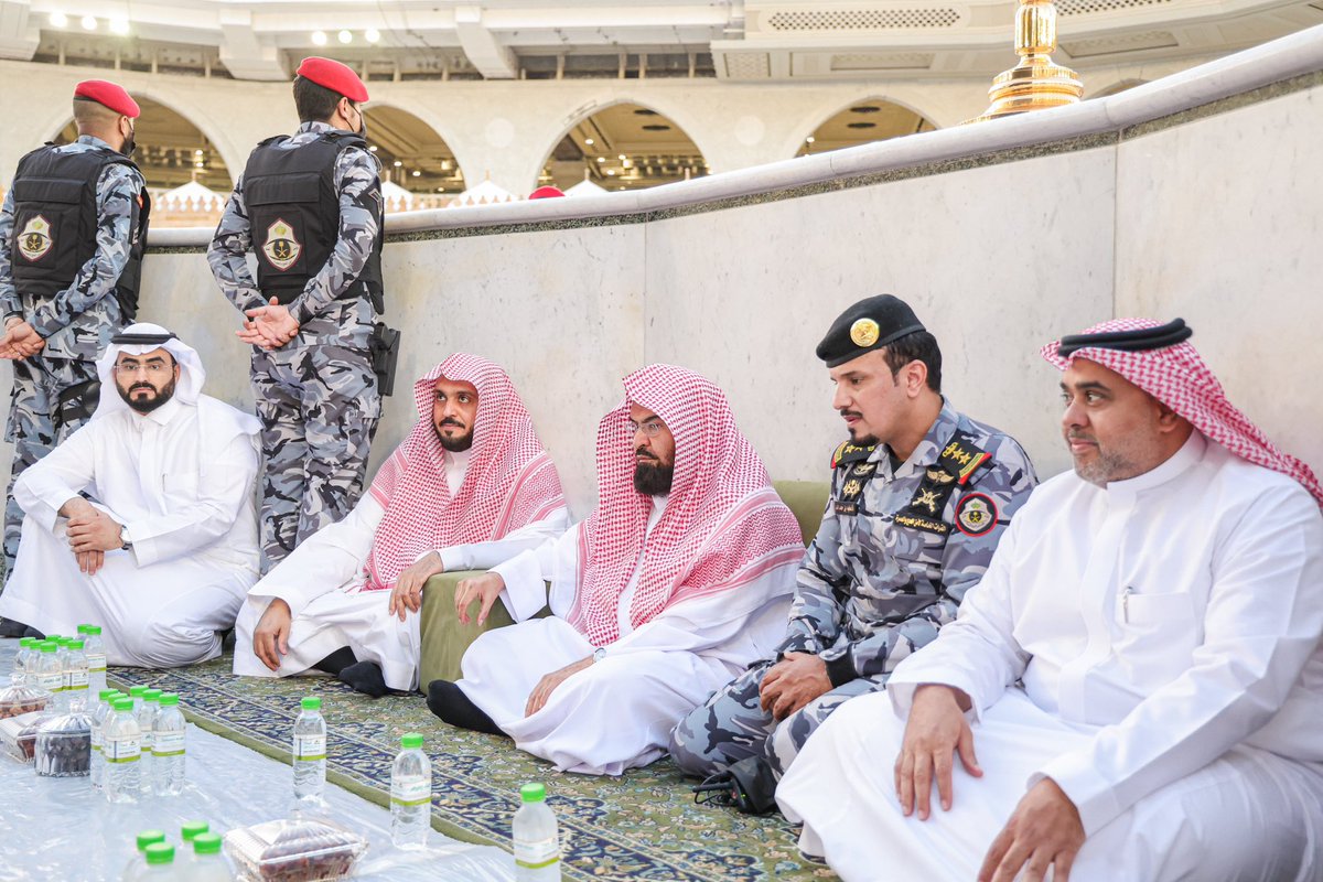 معالي الشيخ أ.د #عبدالرحمن_السديس و بعض القيادات بالرئاسة والقيادات الأمنية #بالمسجد_الحرام أثناء تناولهم وجبة الإفطار بحِجر إسماعيل في شهر #رمضان المبارك ١٤٤٤هـ