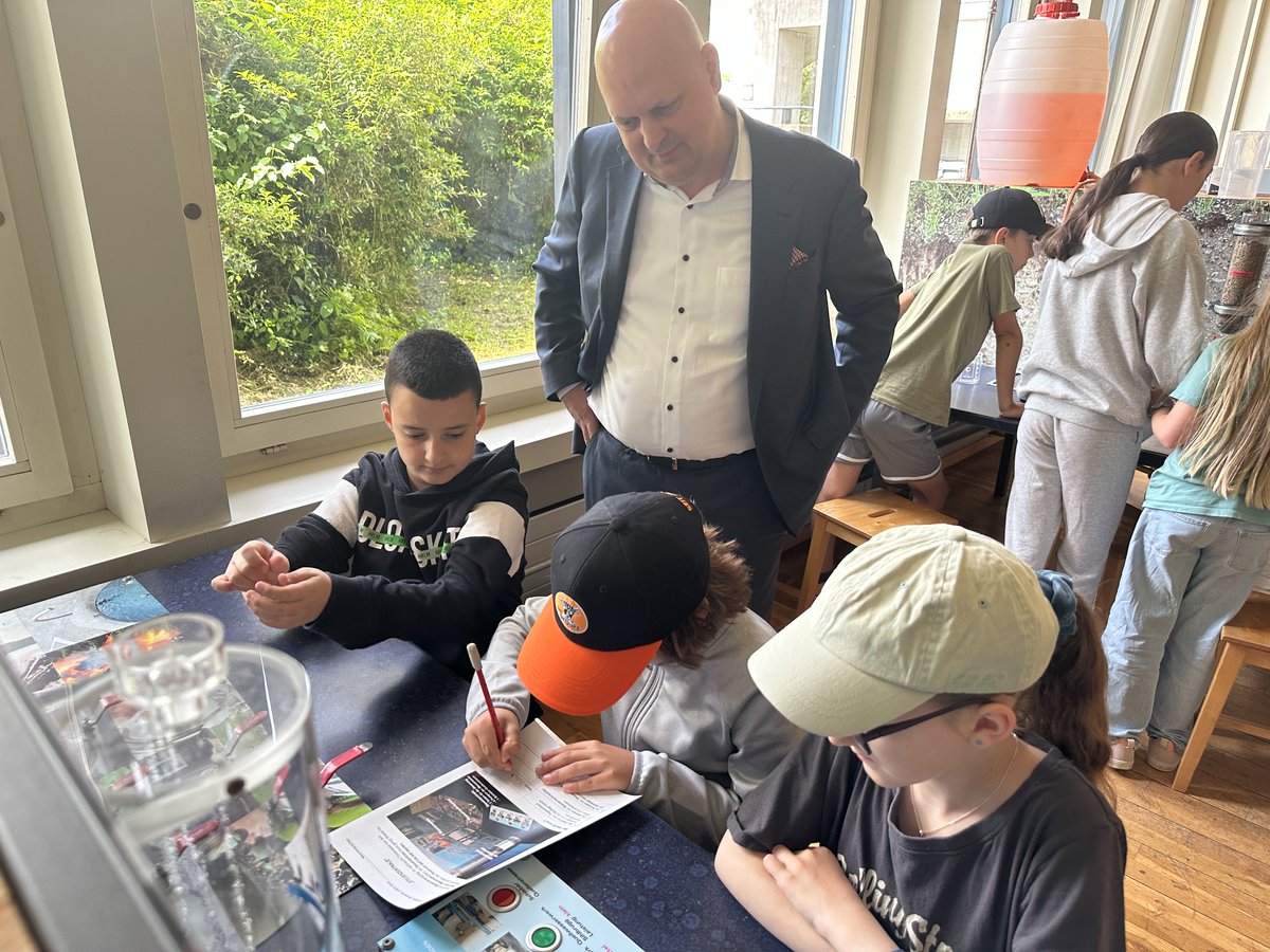 michaelbaumer's tweet image. Heute durfte ich die neue Wasserwerkstatt im Grundwasserwerk Hardhof gemeinsam mit Kindern der Primarschule einweihen. Ein Beispiel aus vielen Legislaturschwerpunkten, die ich im Bereich Wasser, Energie und ÖV verfolge, um die #Energiewende voranzutreiben:
cutt.ly/xwqXhPLY