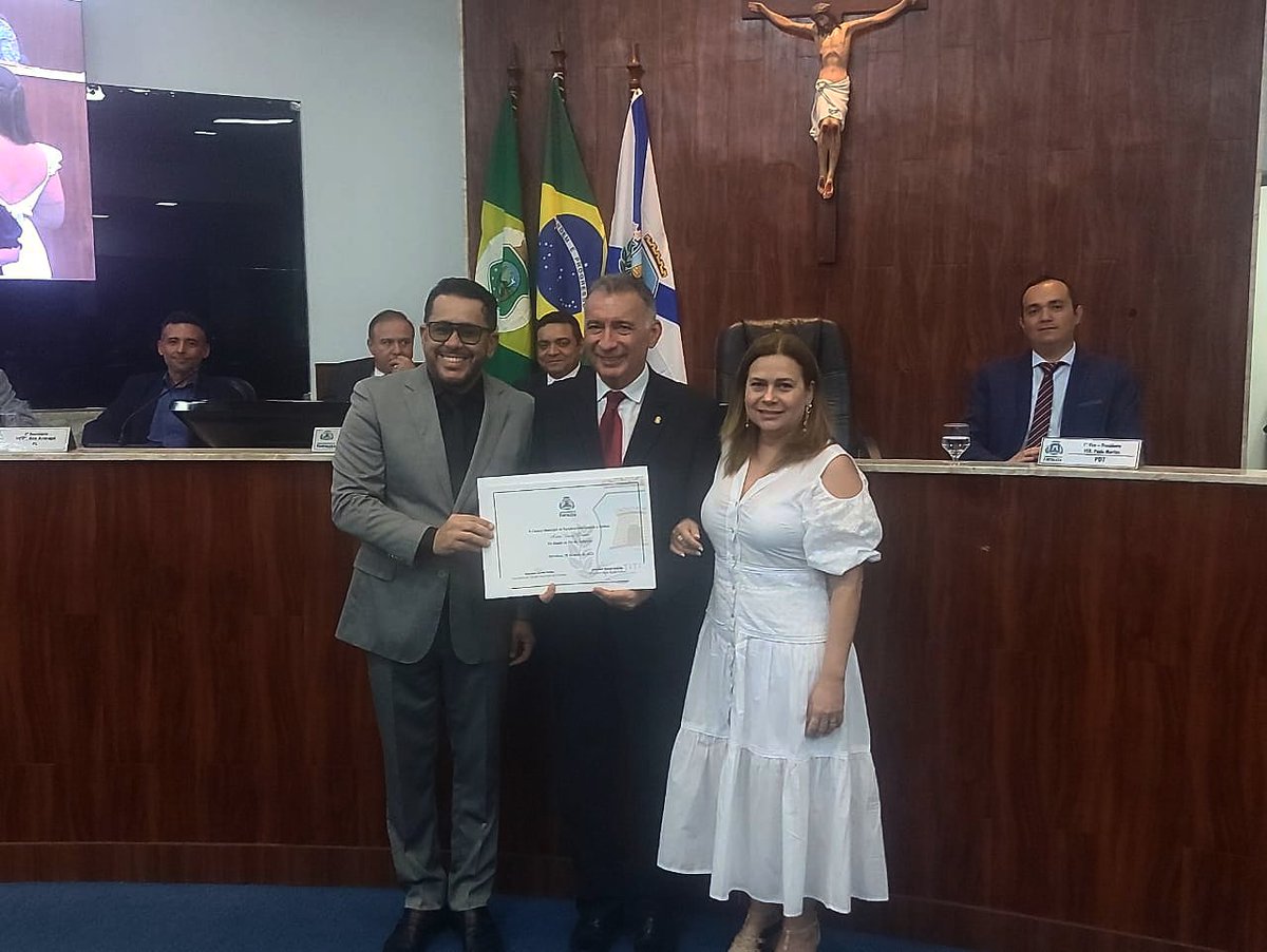 arturbruno's tweet photo. Sendo homenageado na Câmara Municipal no dia do Geógrafo. Recebendo diploma de minha mulher, Natércia, e do vereador Márcio Martins. Muito orgulho de ser professor de História e Geografia há 45 anos. https://t.co/h9PRlcmzUf