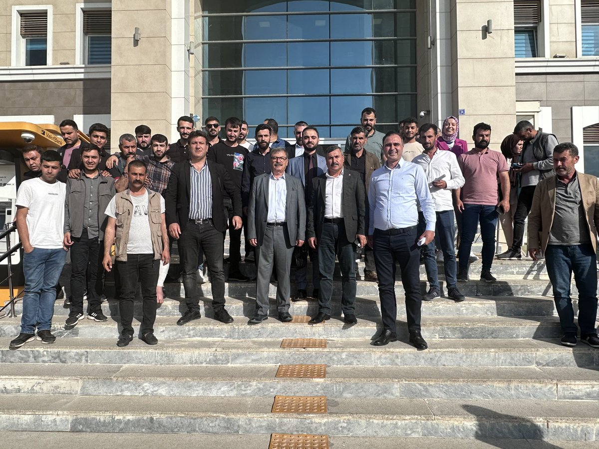 İki gündür haksız bir şekilde gözaltında tutulan CHP Siverek ilçe örgütüne üye genç yol arkadaşlarımızı aldık. <a href="/herkesicinCHP/">CHP 🇹🇷</a> <a href="/MuharremErkek17/">Muharrem Erkek 🇹🇷</a> <a href="/p_demirbuken/">Mehmet ayıp Demirbüken</a> <a href="/ahmetmsri/">Av.Ahmet Musri</a> <a href="/avferhatkaratas/">Ferhat Karataş</a>