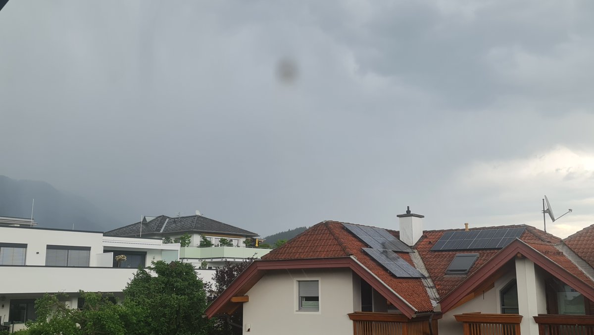 Die #Gewitterzelle über der #Gerlitze, auch in #Villach kurzer #Starkregen. Die #Blitzintensität ist jedoch gering.
#Gewitter