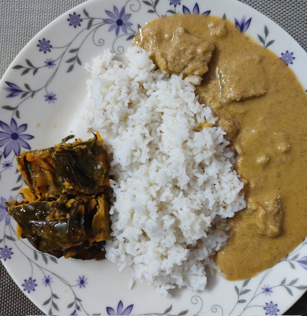 kamathrok's tweet image. "Pathrado and Kele Koddel" for dinner.

Colocasia leaves and raw banana curry..
Yumm is the word 😀
#GSBcuisine
