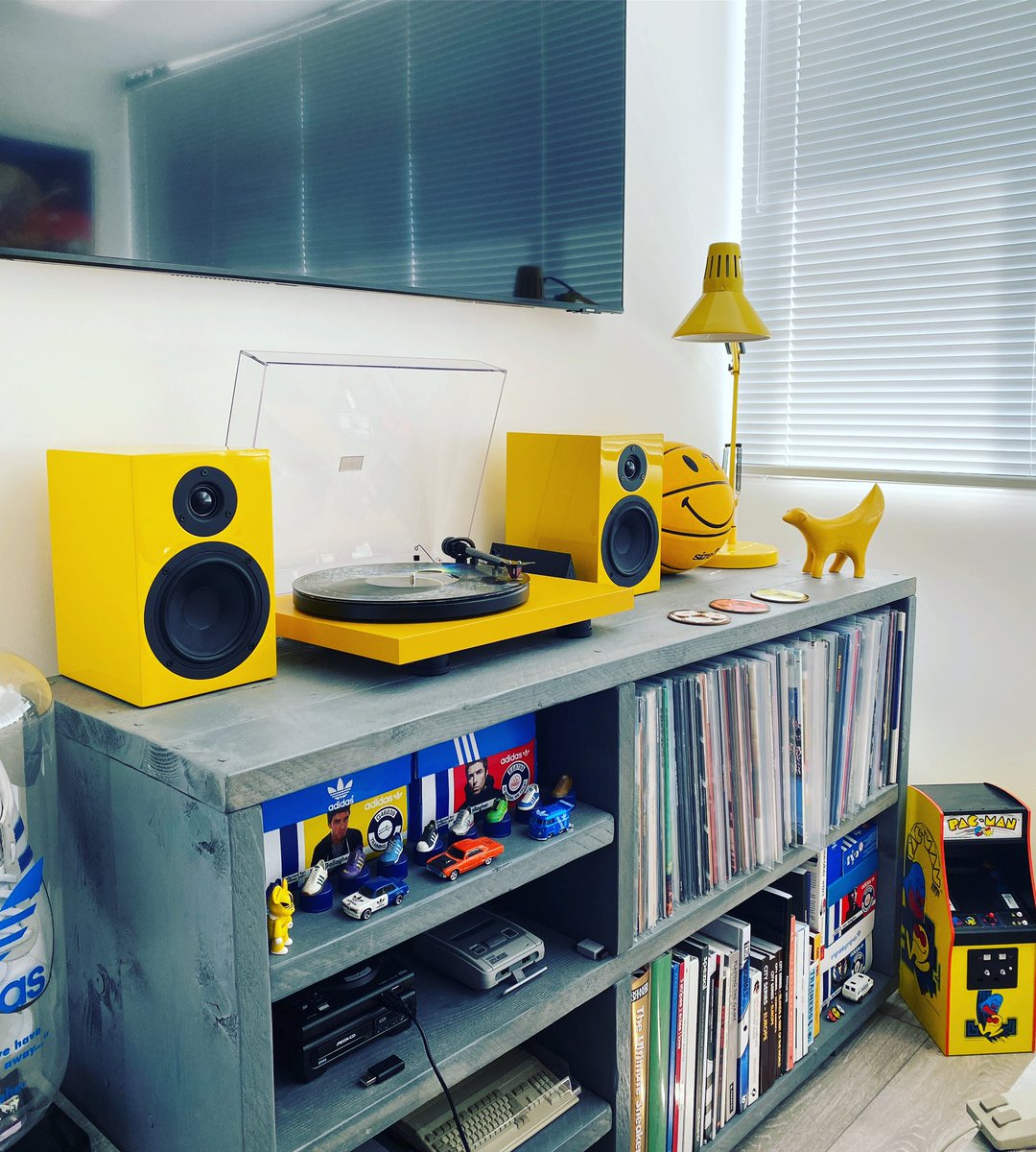 AdiSneakerFreak's tweet image. Speaker upgrade.  The #anthonygallo micros served me well, but lacked depth.  These #projectaudio Speaker Box 5 monitors are so much better (and yellow 🟡 of course!!).. 😃 @ProJectAudioSys