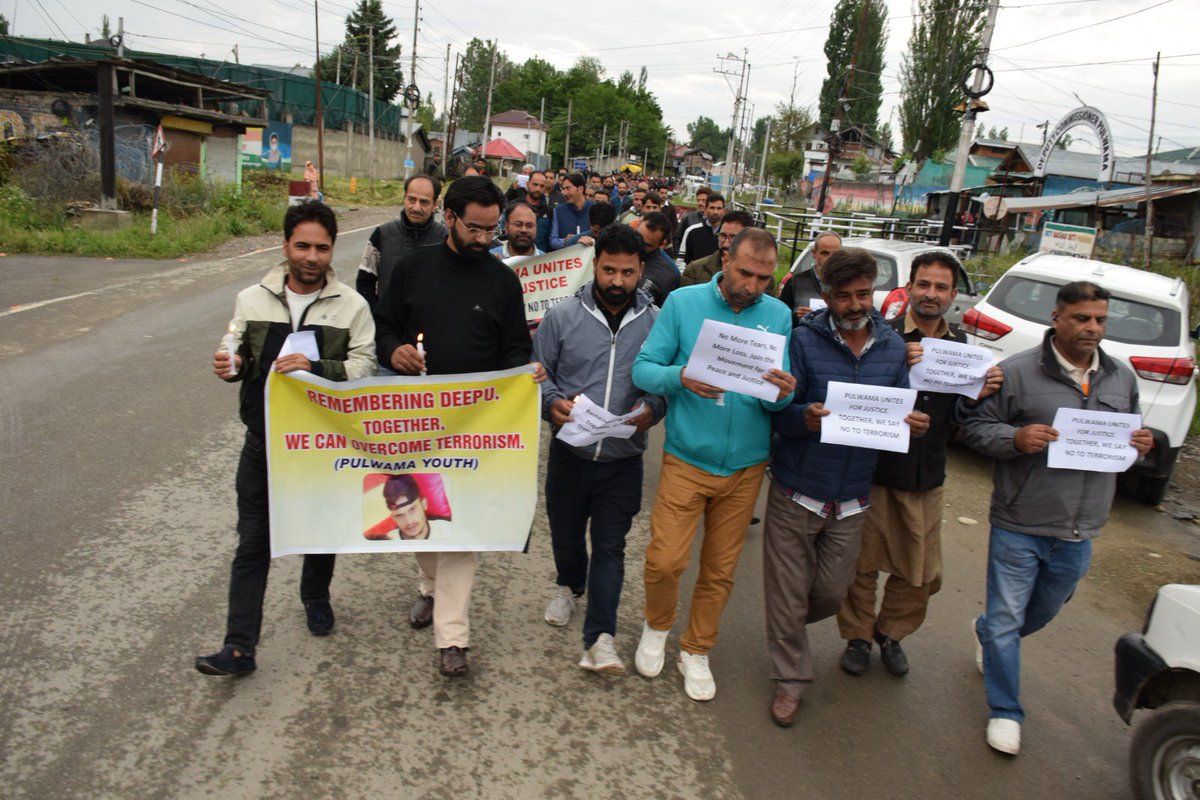 DarMudasir10's tweet image. Today, I had the honor of leading a powerful candlelight protest in #Pulwama, joined by youth activists, members of the Traders Federation, and civil society representatives. We came together to condemn the senseless killing of #Deepu and demand justice for the perpetrators.