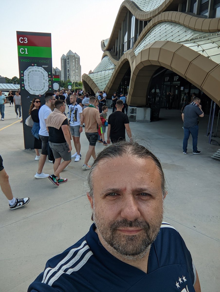 Prvi utisak ispred Stožica - momci sa zeleno-belim i momci sa crno-belim šalovima izmešani i niko nikoga čak ni popreko ne gleda. Ova Slovenija je uspela da pokvari čak i huligane 😁