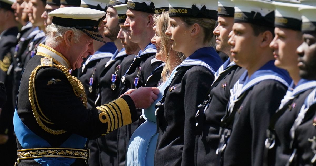 Charles honours Navy staff including pregnant sailor for role in Queen's funeral mirror.co.uk/news/royals/ki…