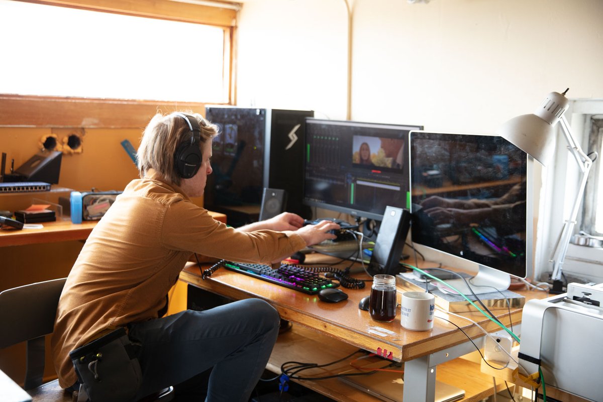 HawkeVideo's tweet image. Sometimes you need a studio for voice overs, FAST. We ran into this situation recently where some ADR was needed, but no recording studio was open. Thinking on our feet we assembled a makeshift recording space. The result may not look the prettiest, but the audio sounded great!