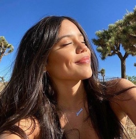 Roxdk7's tweet photo. It’s the sun bothering u my queen? https://t.co/Qgd9glk4yx