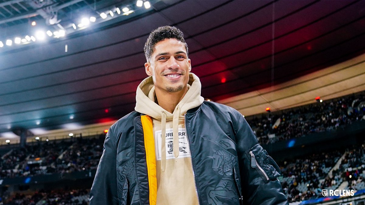 Un (super)héros lensois de plus à Bollaert ❤️💛 @raphaelvarane fera son grand retour à Bollaert le 6 juin pour le #MatchDesHéros ! Assistez comme lui à la rencontre entre la Team RC Lens Légendes et la Team @UNICEF_france 👉 lc.cx/5qLp3A #RacingCoeurDeLens