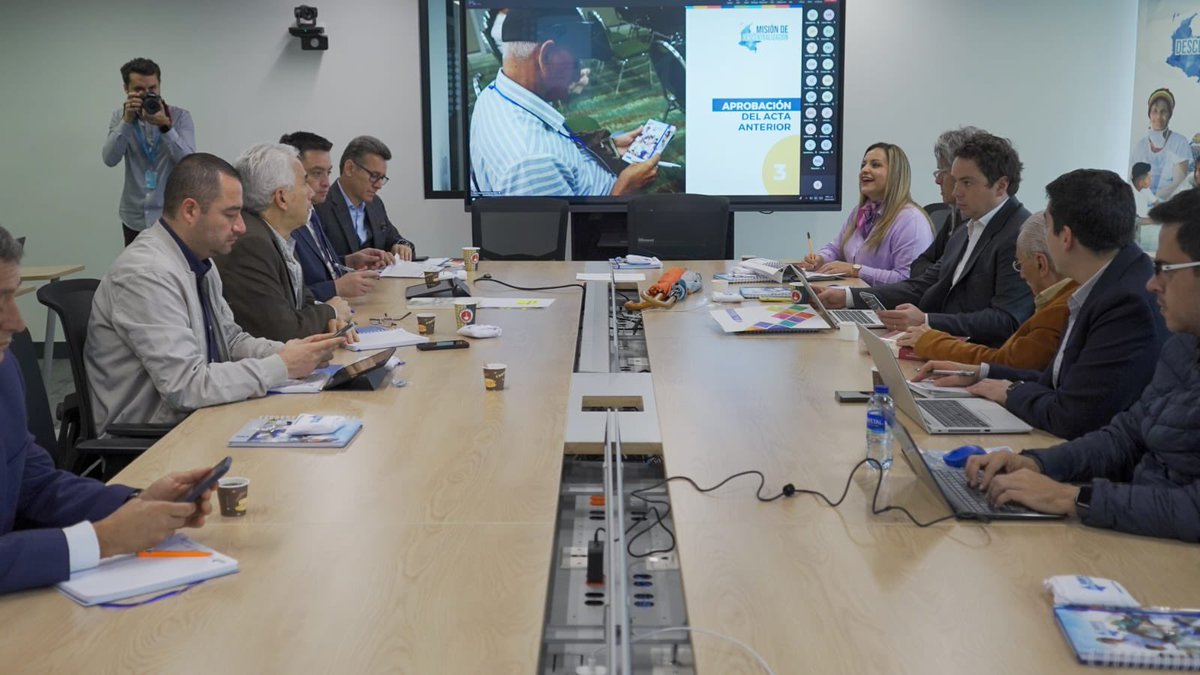 DNP_Colombia's tweet photo. #AEstaHora | El director del #DNP, #JorgeGonzález, preside la apertura de la VIII Sesión Ordinaria de la #MisiónDeDescentralización, donde se analizan propuestas en torno al modelo de descentralización. https://t.co/kaVtOcBfg0